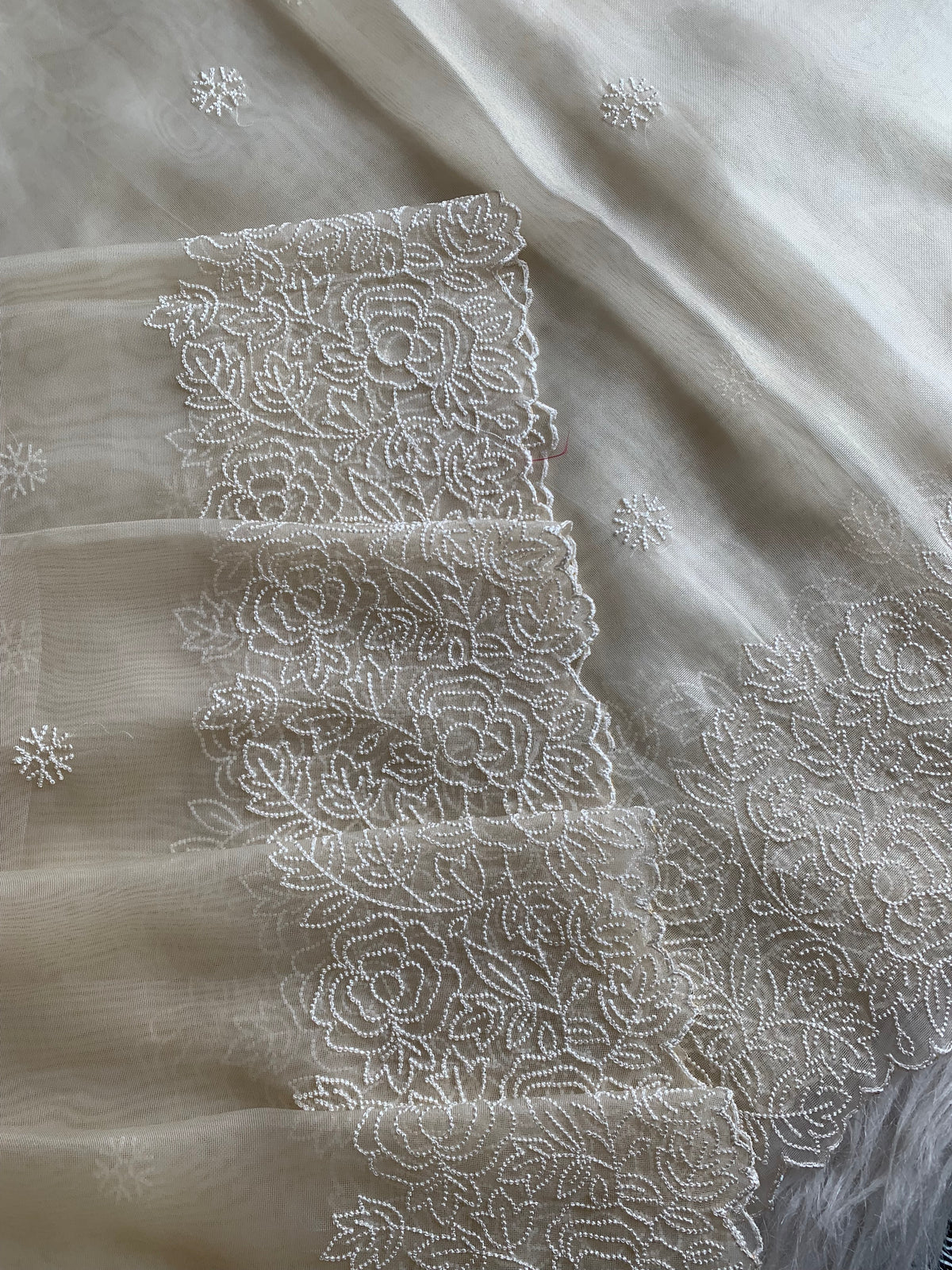 Half White Organza Saree with Floral Thread Work 5887 05