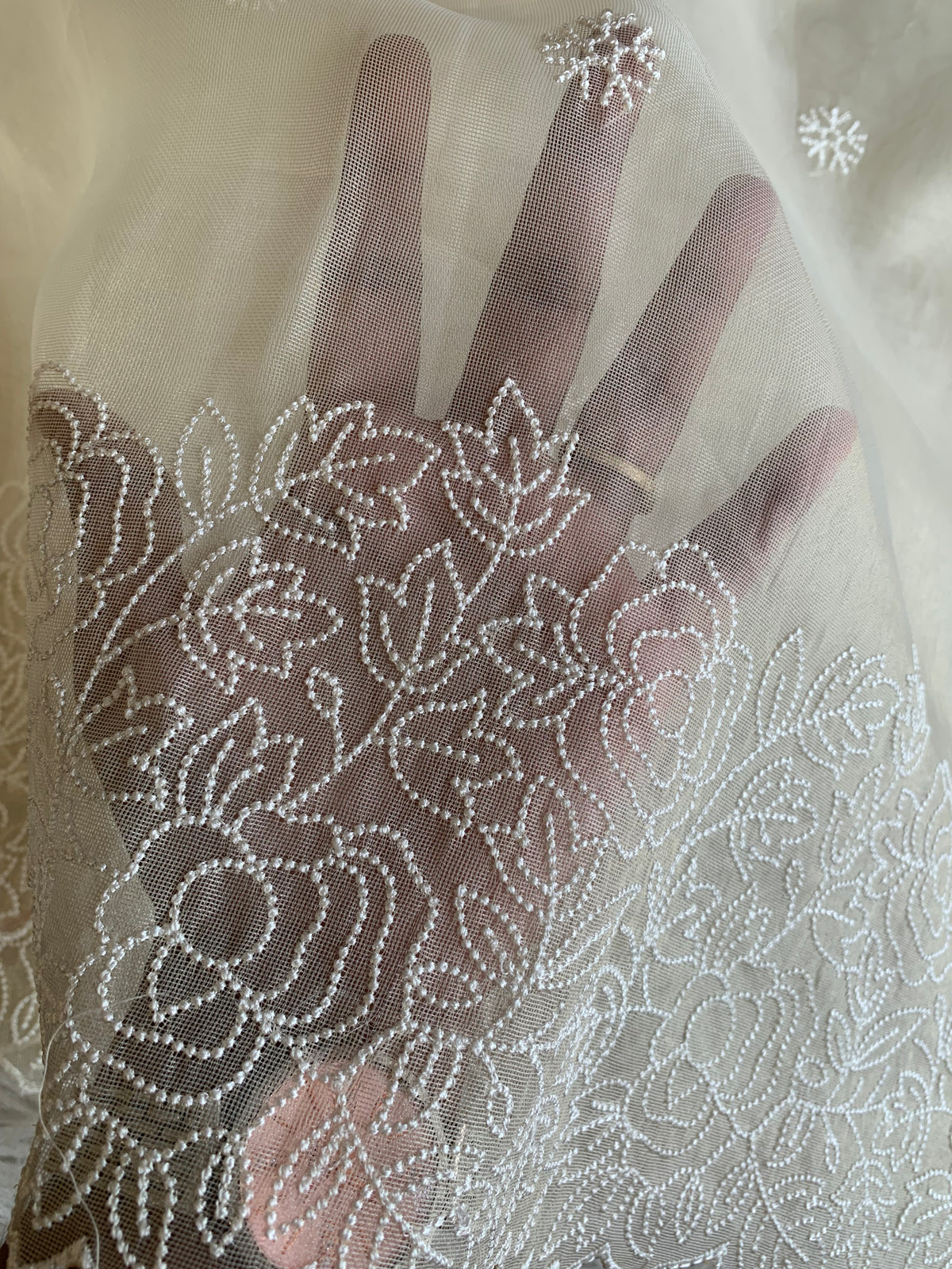 Half White Organza Saree with Floral Thread Work 5887 05